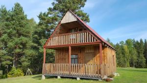eine kleine Holzhütte mitten auf einem Feld in der Unterkunft Priedīši in Aglona