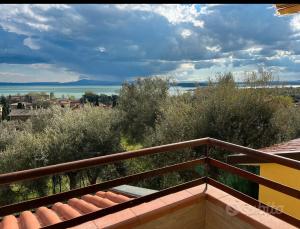 een balkon met uitzicht op de oceaan bij La Casa Sul Lago in Passignano sul Trasimeno