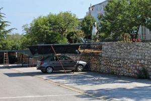 une voiture garée à côté d'un mur en pierre dans l'établissement Ferienwohnung für 5 Personen ca 45 qm in Skvaranska, Istrien Bucht von Raša, à Ravni