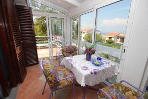 d'un balcon avec une table et des chaises offrant une vue. dans l'établissement Ferienwohnung für 5 Personen ca 45 qm in Skvaranska, Istrien Bucht von Raša, à Ravni