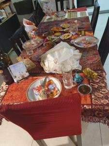 einen Tisch mit Teller mit Lebensmitteln darüber in der Unterkunft נווה מדבר in Jerusalem