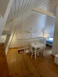 隆斯基爾的住宿－Lilla Saturnus，一间配备有白色桌椅的用餐室