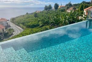 una piscina con vistas al océano en Villa Sea View, en Arco da Calheta