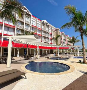 ein Hotel mit einem Pool vor einem Gebäude in der Unterkunft São Pedro Thermas Resort in São Pedro