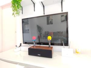 ein Wohnzimmer mit einem großen TV mit 3 Leuchten in der Unterkunft Afamosa Chill With US / Private pool / Pool Table in Seremban
