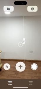 una stanza con pareti bianche e cerchi sul pavimento di Habitación para bajitos a San Luis Río Colorado
