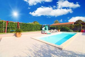 Bazén v ubytovaní Ferienhaus mit Privatpool für 8 Personen ca 130 qm in Loborika, Istrien Südküste von Istrien alebo v jeho blízkosti