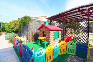 een speelgoedtreinwerf met een klein speelgoedhuisje bij Ferienhaus mit Privatpool für 8 Personen ca 130 qm in Loborika, Istrien Südküste von Istrien in Loborika