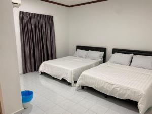 1 Schlafzimmer mit 2 Betten und einem Fenster in der Unterkunft Afamosa Chill With US / Private pool / Pool Table in Seremban