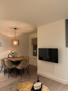 Μια τηλεόραση ή/και κέντρο ψυχαγωγίας στο Beach House Zandvoort