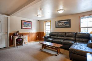 Una sala de estar con un sofá de cuero y una mesa. en North Cascades Inn, en Marblemount 19 fotos más