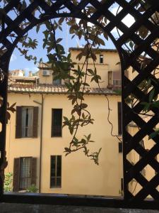 a building seen through an archway at Ferienwohnung für 6 Personen ca 90 qm in Rom Centro Storico, Latium Rom und Umgebung in Rome