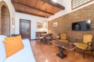 a living room with a white couch and a brick wall at Ferienwohnung für 6 Personen ca 90 qm in Rom Centro Storico, Latium Rom und Umgebung in Rome