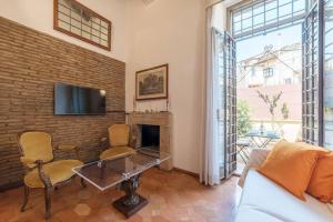 a living room with a fireplace and a tv at Ferienwohnung für 6 Personen ca 90 qm in Rom Centro Storico, Latium Rom und Umgebung in Rome