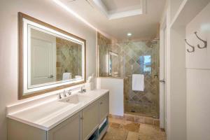 uma casa de banho com um lavatório e um chuveiro em Hawks Cay Resort em Marathon