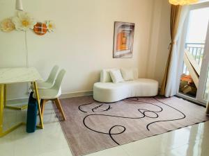 salon z białą kanapą na dywanie w obiekcie Ninisi Homestay Phan Rang 2BR w mieście Phan Rang-Tháp Chàm