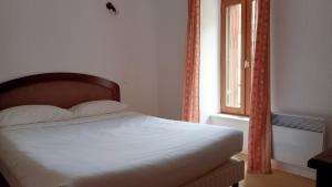 Postel nebo postele na pokoji v ubytování Hôtel-Bar l'Embarcadère + 1 fotografie