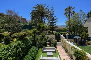 einen Garten mit Palmen und einem Zaun in der Unterkunft Ferienhaus für 6 Personen ca 120 qm in Santa Brígida, Gran Canaria Binnenland Gran Canaria in Santa Brígida