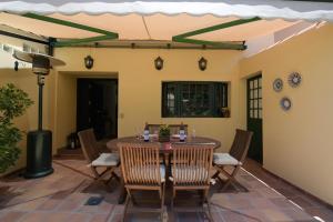 eine Terrasse mit einem Holztisch und Stühlen in der Unterkunft Ferienhaus für 6 Personen ca 120 qm in Santa Brígida, Gran Canaria Binnenland Gran Canaria in Santa Brígida
