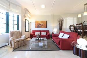 ein Wohnzimmer mit roten Sofas und einem Tisch in der Unterkunft Ferienhaus für 6 Personen ca 120 qm in Santa Brígida, Gran Canaria Binnenland Gran Canaria in Santa Brígida