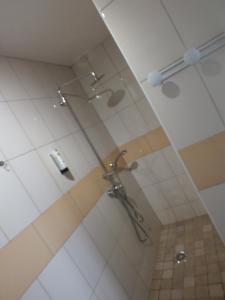 łazienka z kabiną prysznicową wyłożona białymi kafelkami w obiekcie Logis hôtel restaurant Le clos saint loup w mieście Bram +37 zdjęć
