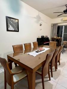 - une salle à manger avec une table et des chaises en bois dans l'établissement Home Away from Home, à Kuala Lumpur
