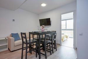 sala de estar con mesa, sillas y sofá en Three bedroom Two bathroom apartment Close to Beach en Barcelona