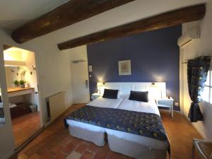 - une chambre avec un grand lit dans l'établissement Hotel Mas De Cure Bourse, à LʼIsle-sur-la-Sorgue