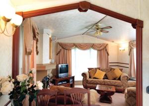 salon z kanapą i telewizorem w obiekcie Beaconsfield Park w mieście Shrewsbury