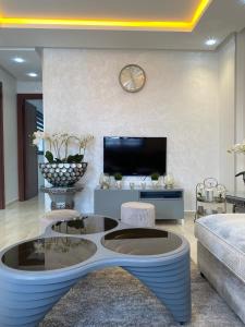 a living room with a coffee table and a tv at Mini villa Al hoceima in Al Hoceïma