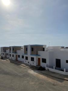 胡塞馬的住宿－Mini villa Al hoceima，停车场的一排白色建筑