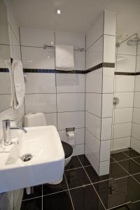 Ett badrum på Hotel Kongensbro Kro