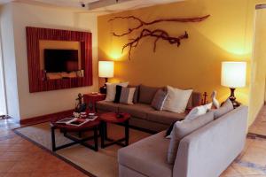 uma sala de estar com um sofá e uma mesa em HOTEL COLLI em San José del Cabo
