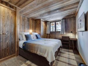 1 dormitorio con 1 cama en una habitación con paredes de madera en Appartement Val-d'Isère, 5 pièces, 8 personnes - FR-1-567-98, en Val dʼIsère