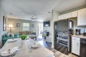 cocina y sala de estar con mesa y cocina gmaxwell gmaxwell gmaxwell gmaxwell gmaxwell en Kitty Hawk Apartment with Hot Tub - 1 Mi to Beach!, en Kitty Hawk