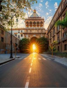 budynek z światłem na końcu ulicy w obiekcie Hola Cathedral House w mieście Palermo