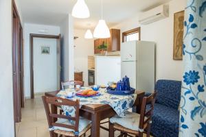 een keuken en eetkamer met een tafel en stoelen bij Ferienwohnung für 5 Personen ca 60 qm in Lido di Specchiolla, Adriaküste Italien Ostküste von Apulien in Specchiolla 