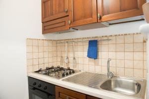 a kitchen with a sink and a stove at Ferienwohnung für 5 Personen ca 60 qm in Lido di Specchiolla, Adriaküste Italien Ostküste von Apulien in Specchiolla