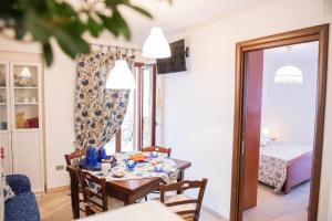 a dining room with a table and a bedroom at Ferienwohnung für 5 Personen ca 60 qm in Lido di Specchiolla, Adriaküste Italien Ostküste von Apulien in Specchiolla