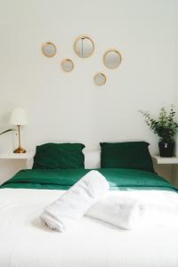 een slaapkamer met een bed met vier lampjes aan de muur bij ô Quai St Pierre in Toulouse