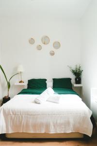 een slaapkamer met een wit bed met cirkels op de muur bij ô Quai St Pierre in Toulouse