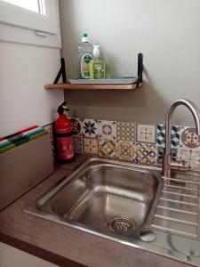 BadensL'ancienne écurie, near Carcassonne, private and charming accomodation Corporate bookings accepted的厨房里设有瓷砖,配有不锈钢水槽 更多37张照片