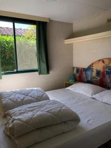 1 Schlafzimmer mit 2 Betten und einem Fenster in der Unterkunft Toskana, Viareggio, Chalet Zona Rosa 1 in Viareggio