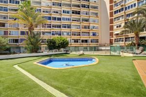 un gran patio con piscina frente a un gran edificio en Los Molinos 538, en Maspalomas