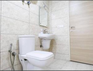 ブリンダーバンにあるAc Beautiful and Luxurious Stay Omaxe Jai Brij Biharijiのバスルーム(トイレ、洗面台付)