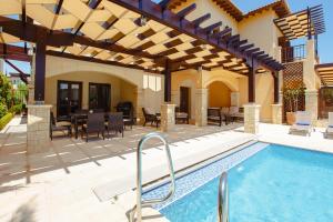 Bazén v ubytování Luxury Villa AJ05 with private heated pool nebo v jeho okolí