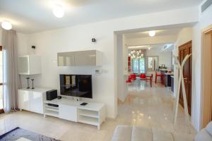 TV a/nebo společenská místnost v ubytování Luxury Villa AJ05 with private heated pool