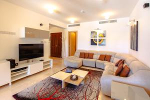 TV a/nebo společenská místnost v ubytování Luxury Villa AJ05 with private heated pool