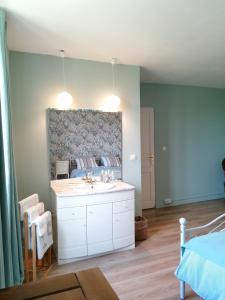 a bathroom with a sink and a mirror at Le Verger du Paradis in Beaulieu-sur-Sonnette