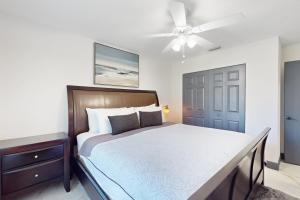 - une chambre avec un lit et un ventilateur de plafond dans l'établissement BeachyChic Retreat 1, à Bradenton